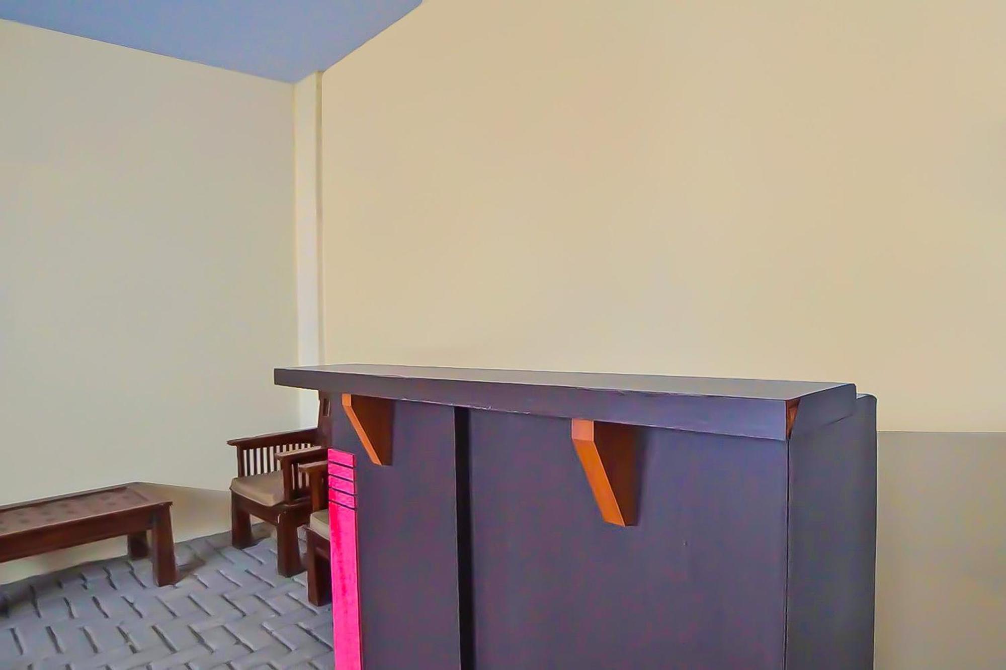 Oyo 92342 Hotel Batik Traveller Medan Eksteriør billede