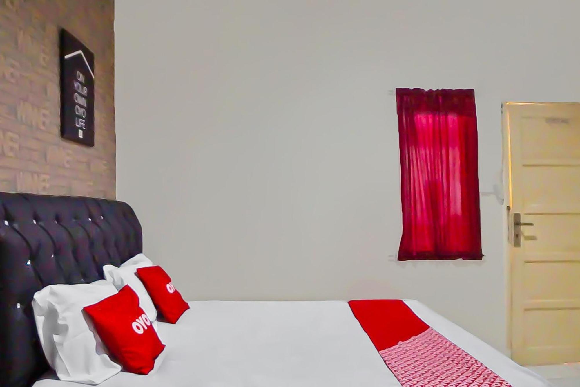 Oyo 92342 Hotel Batik Traveller Medan Eksteriør billede
