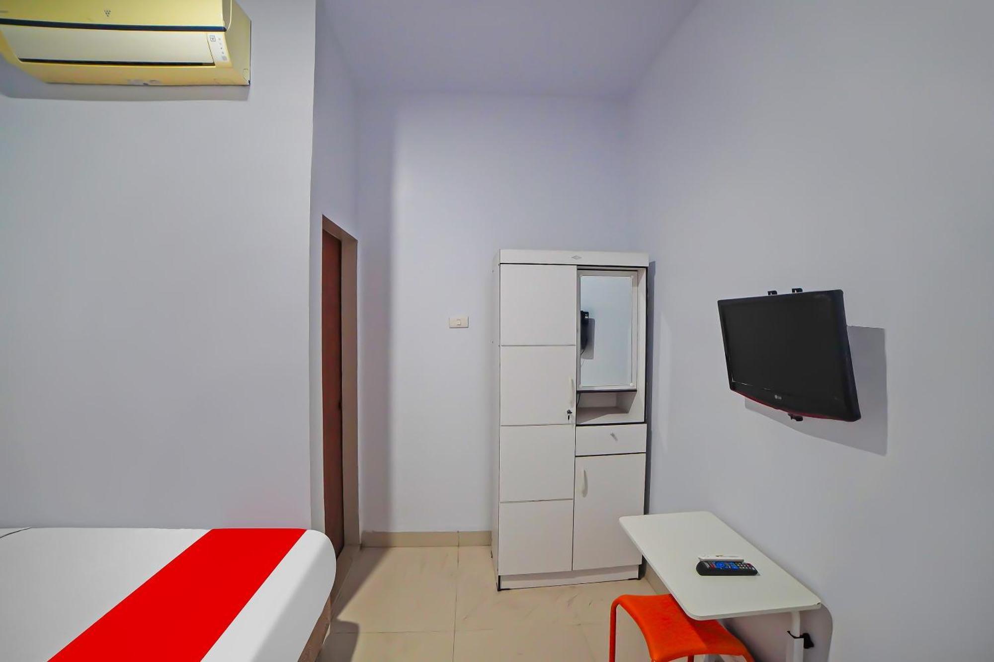 Oyo 92342 Hotel Batik Traveller Medan Eksteriør billede